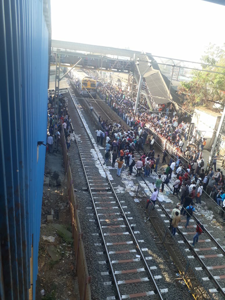कश्मीर के पुलवामा आतंकी हमले को लेकर वसई-विरार शहर रहा पूरी तरह बंद, नालासोपारा रेलवे स्टेशन पर रोकी गयी ट्रेन, पुलिस ने किया लाठी चार्ज | New India Times