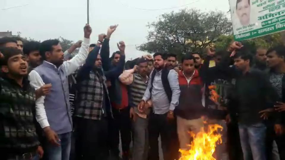 कश्मीर के पुलवामा हमले में शहीदों को श्रद्धांजलि देकर जताया गया विरोध, जलाये पुतले, जिले भर के लोगों में फैला आक्रोश, कठोर कार्यवाही करने की मांग | New India Times