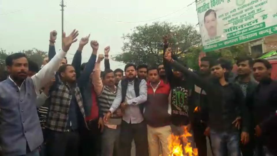 कश्मीर के पुलवामा हमले में शहीदों को श्रद्धांजलि देकर जताया गया विरोध, जलाये पुतले, जिले भर के लोगों में फैला आक्रोश, कठोर कार्यवाही करने की मांग | New India Times