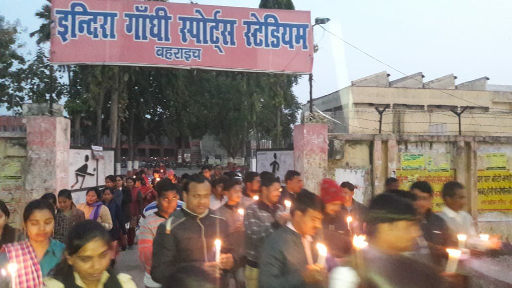 पुलवामा में शहीद हुए वीर शहीदों की शहादत के सम्मान में शिक्षकों ने निकाला कैंडल मार्च | New India Times