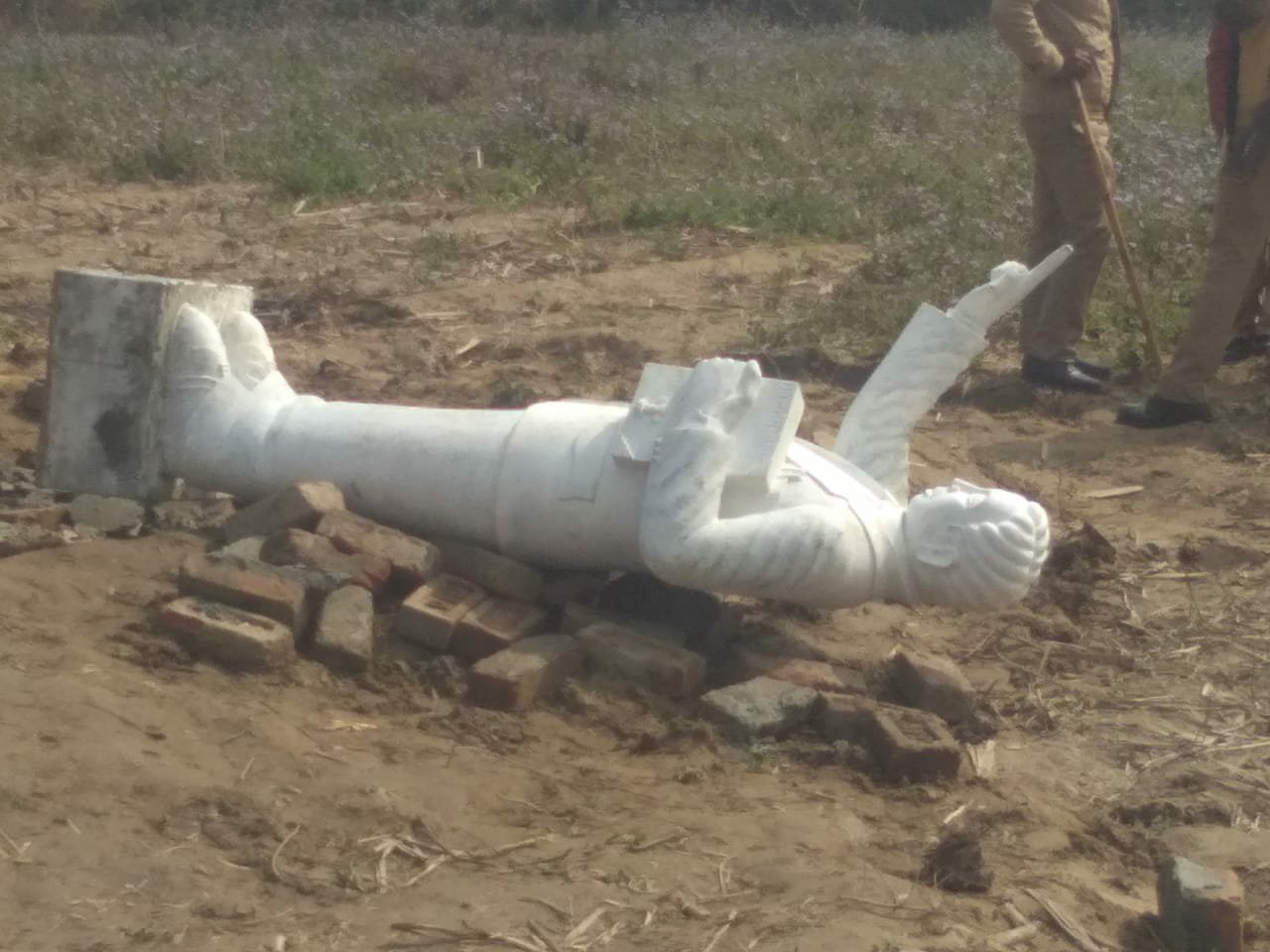 विवादित जमीन पर लगाई गई डॉ. भीमराव अम्बेडकर की प्रतिमा, जमीन मालिक ने गिराई मूर्ति, दो गांव में हुआ जमकर हंगामा व फायरिंग | New India Times