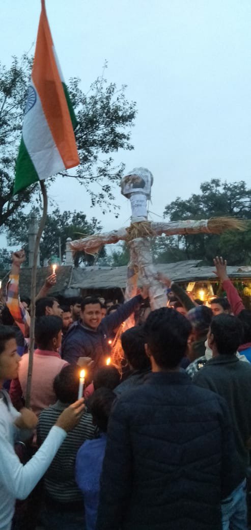 रिटायर्ड फौजी अरविंद मिश्र के नेतृत्व मे पुलवामा शहीदों को दी गई नम आंखों से श्रद्धांजलि | New India Times