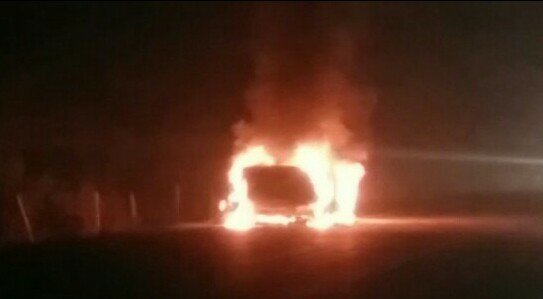 बींच सड़क पर आग के गोले में बदली कार, कूद का भागे सभी कार सवार | New India Times