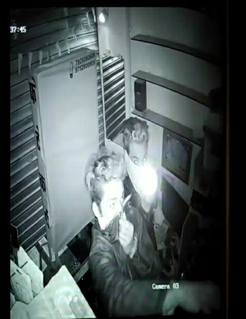 मोबाइल दुकान में हुई चोरी की वारदात, पूरी सीसीटीवी कैमरे में हुई कैद | New India Times