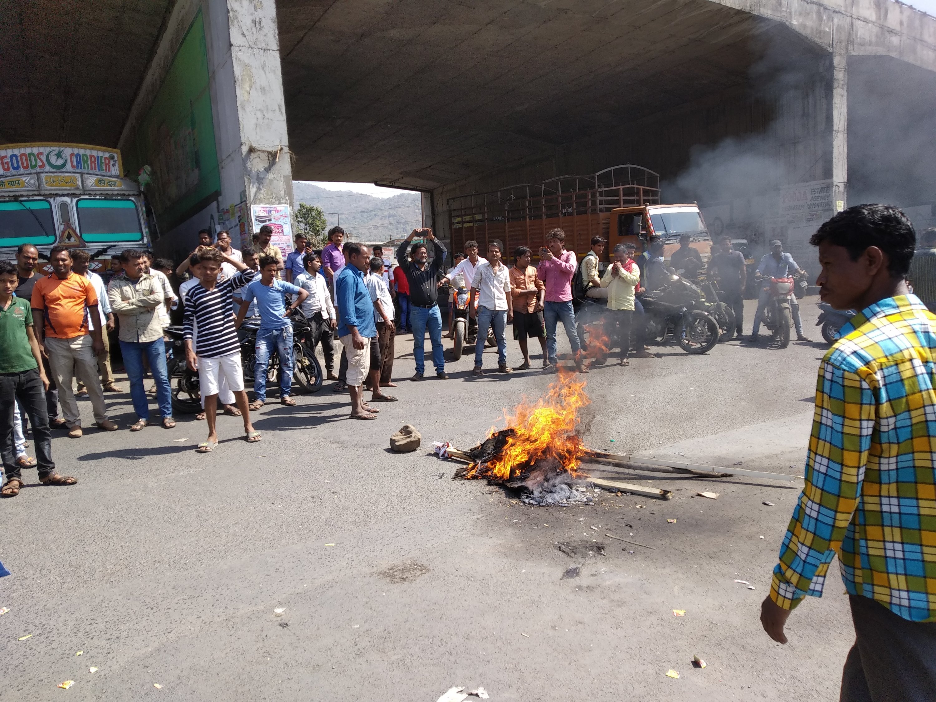 कश्मीर के पुलवामा आतंकी हमले को लेकर वसई-विरार शहर रहा पूरी तरह बंद, नालासोपारा रेलवे स्टेशन पर रोकी गयी ट्रेन, पुलिस ने किया लाठी चार्ज | New India Times