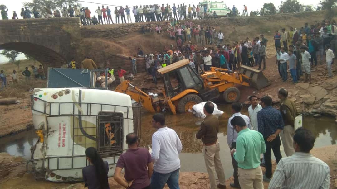 मध्यप्रदेश के दमोह जिला में बस पलटने से दो दर्जन से अधिक लोगों की मौत, अन्य कई घायल, कलेक्टर-एसपी सहित कई अन्य ने घटनास्थल का किया दौरा | New India Times