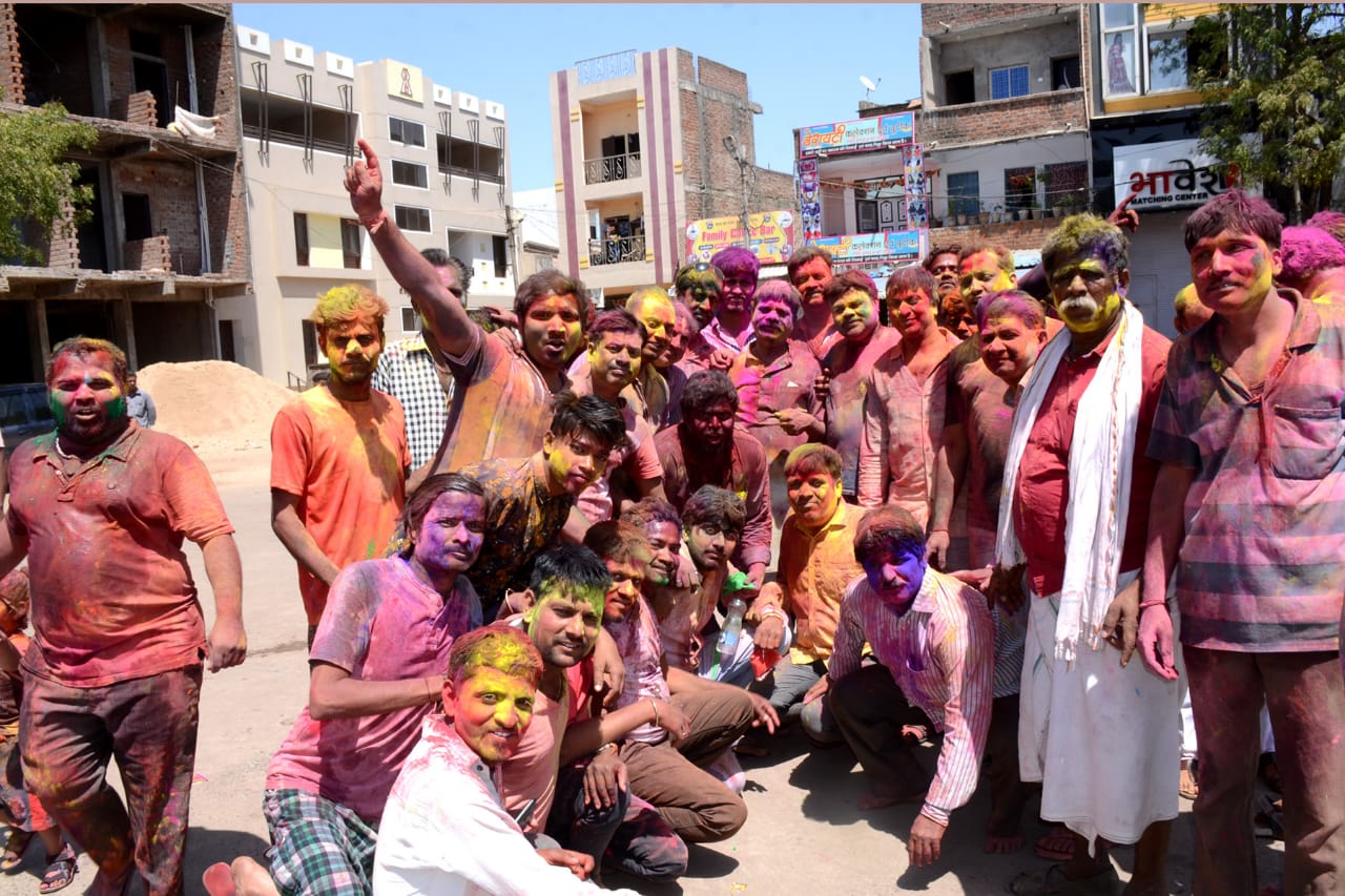 खूब उड़ा रंग गुलाल अबीर, रही धुलेटी की धूम, एक दूसरे को सूखे रंग लगा कर होली की दी बधाइयां | New India Times