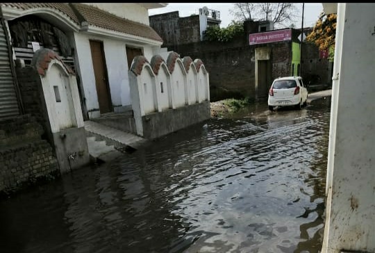 विकास कार्यों में भ्रष्टाचार: भ्रष्टाचार की भेंट चढ़ा चिक्की टोला मार्ग, नाले की जगह बनवाई जा रही हैं नालियां | New India Times