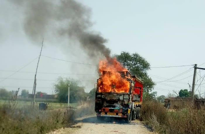 होली के हुड़दंग में बुझ गया एक घर का चिराग, आक्रोशित लोगों ने ट्रक को किया आग के हवाले | New India Times