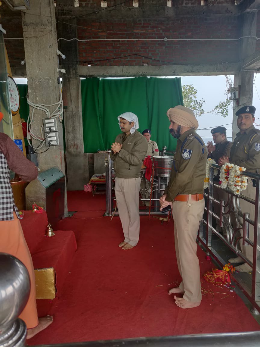 बीहड़ में विराजी रतनगढ़ माता मंदिर पर लगने वाले लख्खीमेले की तैयारियों का जायजा लेने पहुंचे पुलिस अधीक्षक डी. कल्याण चक्रवर्ती व उप पुलिस अधीक्षक मनजीत सिंह चावला | New India Times