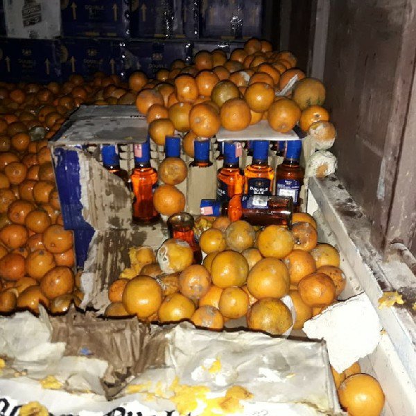 संतरे के नीचे शराब छुपा कर बिहार ले जा रहे दो तस्कर गिरफ्तार, बड़ी मात्रा में हरियाणा में निर्मित शराब बरामद | New India Times