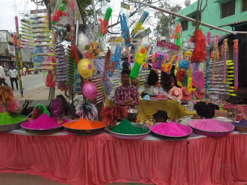 रंगों के त्यौहार होली को देखते हुए बाजारों में बढ़ी रौनक | New India Times