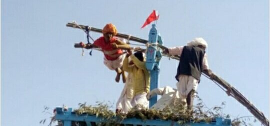 अनोखी परंपरा: 45 फीट ऊंचे मचान पर चढ़कर मन्नत धारियों ने उतारी मन्नत | New India Times