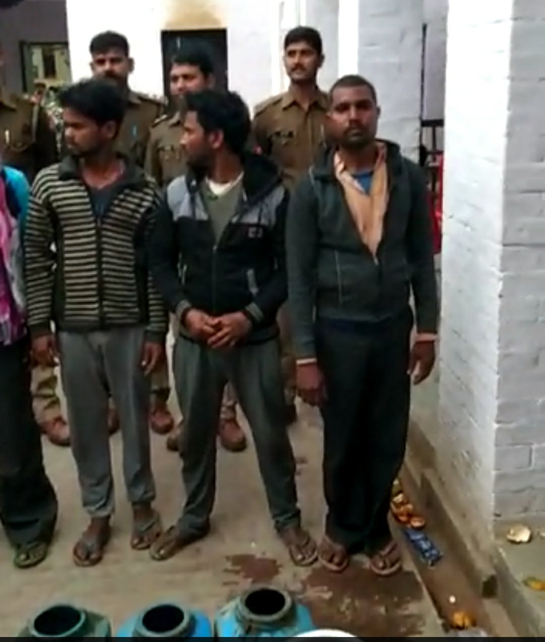 25 हजार रुपए का इनामी बदमाश हथियारों समेत गिरफ्तार | New India Times