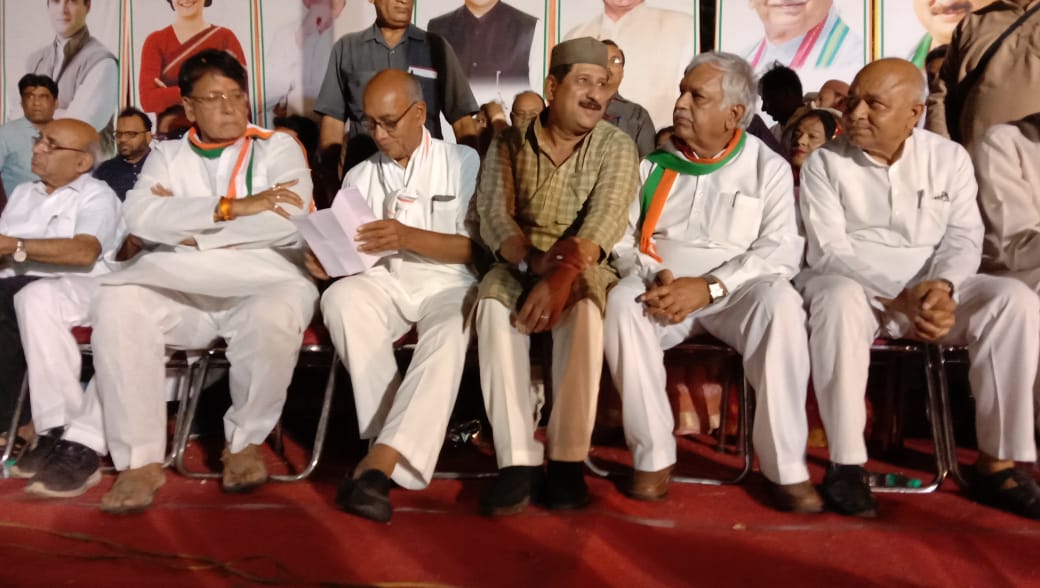 भोपाल लोकसभा सीट जीतने की कवायद में जुटी है कांग्रेस, जगह-जगह दिग्वजय सिंह कांग्रेस कार्यकर्ताओं से मिलकर कर रहे हैं संवाद | New India Times
