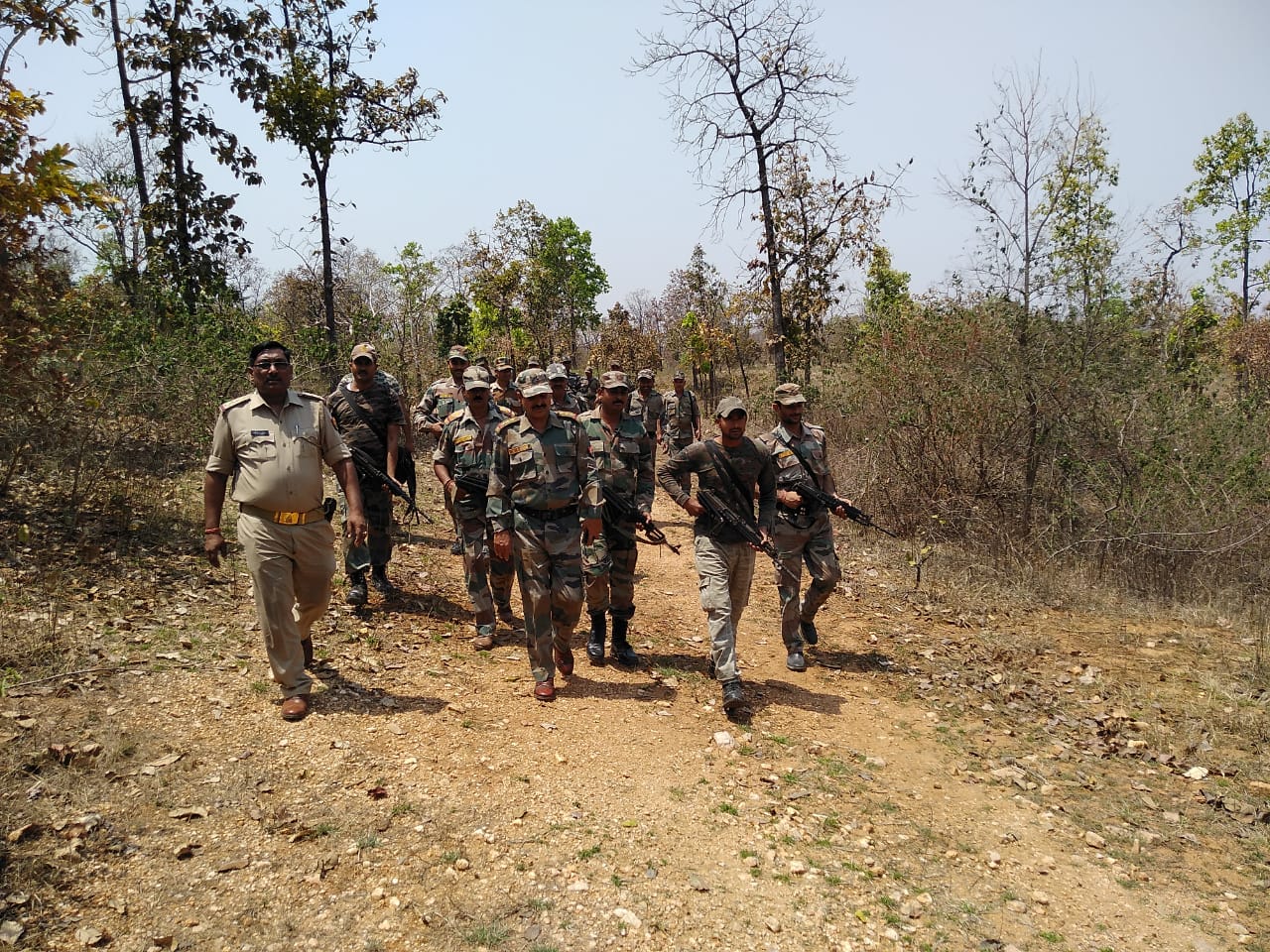 वाराणसी जोन के एडीजी (नक्सल) की क्यू.आर. टी. फोर्स के साथ स्थानीय पुलिस ने बार्डर के जंगलों में की काम्बिंग | New India Times