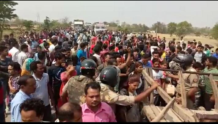 मुकदमे से आक्रोशित हज़ारों ग्रामीणों ने लाठी डंडे के साथ किया हाइवे जाम, पुलिस से हुई तीखी नोकझोंक | New India Times