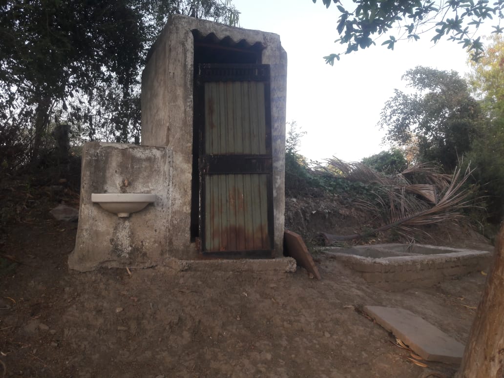 ग्राम पंचायत कासखेडा में स्वच्छता मिशन बना दिखावा, एक वर्ष में ही जर्जर हुये शौचालय | New India Times