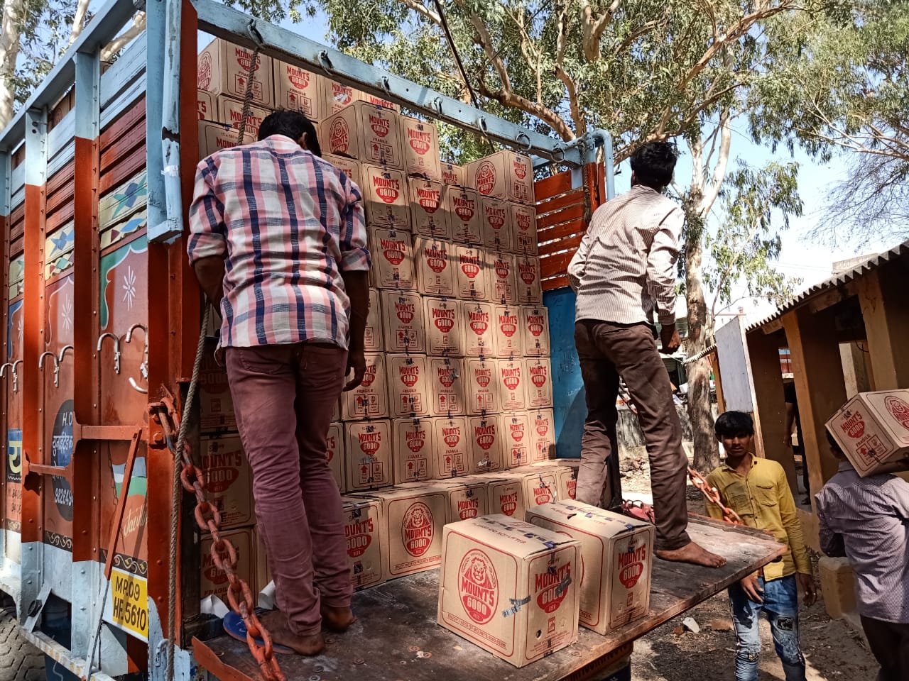 निर्वाचन आयोग के उड़न दस्ते ने माण्डली के पास 1400 पेटी अवैध बियर भरी से ट्रक को पकड़ कर किया आबकारी विभाग के हवाले | New India Times
