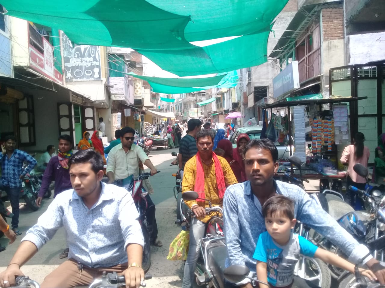 सड़क किनारे खड़े बेतरतीब वाहनों से हो रही जाम की स्थिति से लोग परेशान | New India Times