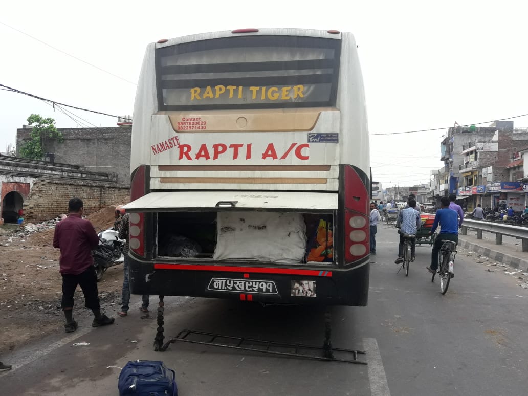 टूरिस्ट परमिट के नाम पर सवारियां ढोने के साथ ही तस्करी में भी लिप्त हुईं नेपाली बसें, संबंधित विभाग मौन | New India Times