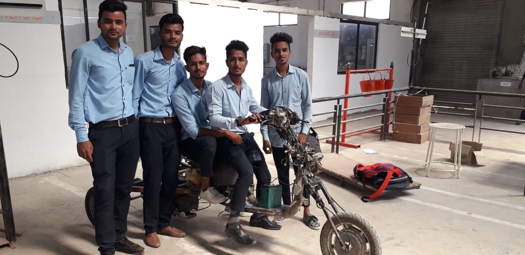 इंजिनीयरींग के छात्रों ने बनाई वैकल्पिक वाहन, ईंधन के साथ-साथ इलेक्ट्रिक पावर से भी दौड़ेगी वाहन | New India Times