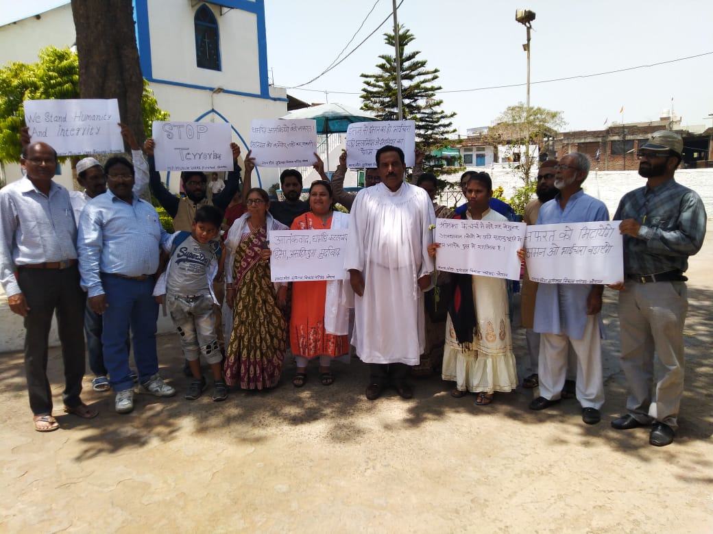 श्रीलंका में चर्च पर हुए आतंकी हमले को लेकर को-आर्डिनेशन कमेटी और मप्र मुस्लिम विकास परिषद का संयुक्त प्रितिनिधि मण्डल बैतलहम चर्च पहुंच कर फादर समीर खिम्बा व ईसाई समुदाय से की मुलाकात | New India Times