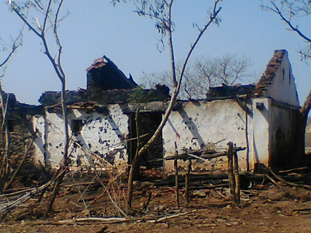 आग की चपेट में आने से तीन मकान जलकर राख | New India Times