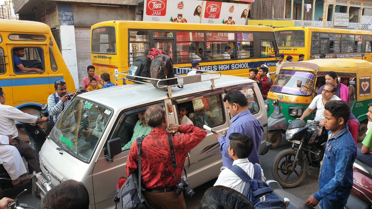 आरटीओ और यातायात पुलिस द्वारा चलाया गया संयुक्त चेकिंग अभियान, चेकिंग देख आटो चालकों ने रास्ते में ही उतारे बच्चे | New India Times