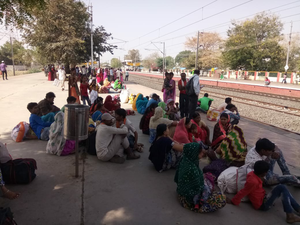 ट्रेन निरस्त कर देने से रेलवे स्टेशन पर लगी यात्रियों की भारी भीड़ | New India Times
