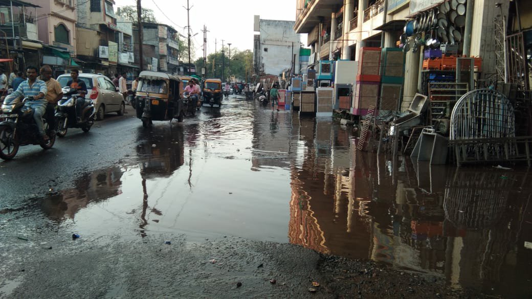 भोपाल नगर निगम की लापरवाही से सड़क पर बह रहा है स्वच्छ पानी | New India Times