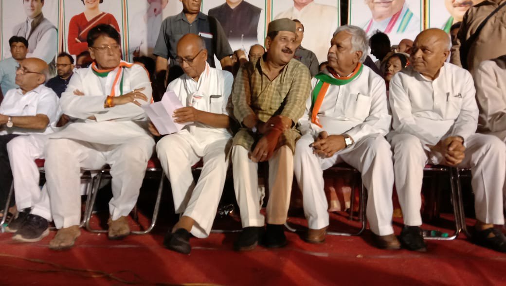 भोपाल लोकसभा सीट जीतने की कवायद में जुटी है कांग्रेस, जगह-जगह दिग्वजय सिंह कांग्रेस कार्यकर्ताओं से मिलकर कर रहे हैं संवाद | New India Times