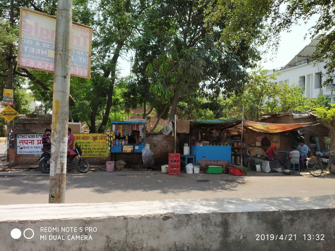 लखनऊ के गोमतीनगर पुलिस थाने के दारोगा की दबंगई, फुटपाथ पर लगी दुकानों से हफ्ता न मिलने पर फेंका गरीबों का सामान | New India Times