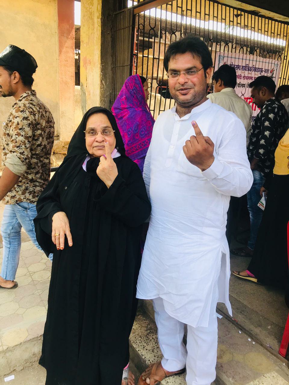 भिवंडी लोकसभा क्षेत्र में शांतिपूर्ण ढंग से 52.43 फीसदी हुआ मतदान, लगभग डेढ़ दर्जन ईवीएम हुए खराब, शादी से पहले एक जोड़े ने किया मतदान | New India Times