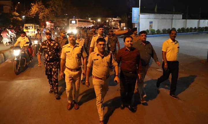 लोकसभा चुनाव के लिए 12 मई होने वाले मतदान को दृष्टिगत रखते हुए पुलिस ने किया फ्लैग मार्च | New India Times