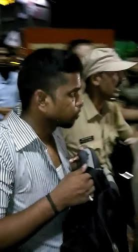 चैन स्नैचर को हिरासत में लेने पहुंची पुलिस पर पथराव, पुलिस के निजी कार में रॉड, कटर, हतौड़ा देख पुलिस को स्नैचर का साथी समझ भड़के लोग, पथराव करने वाले 6 आरोपी गिरफ्तार | New India Times