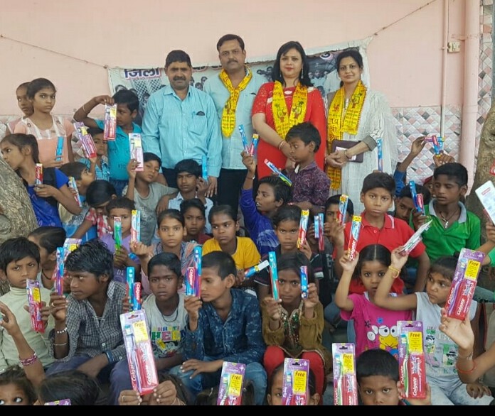 जस्टिस फ़ॉर चिल्ड्रन द्वारा चलाये जा रहे स्ट्रीट स्कूल के बच्चों को टूथ ब्रश व टूथपेस्ट के साथ किया गया खाद्य सामग्री का वितरण | New India Times