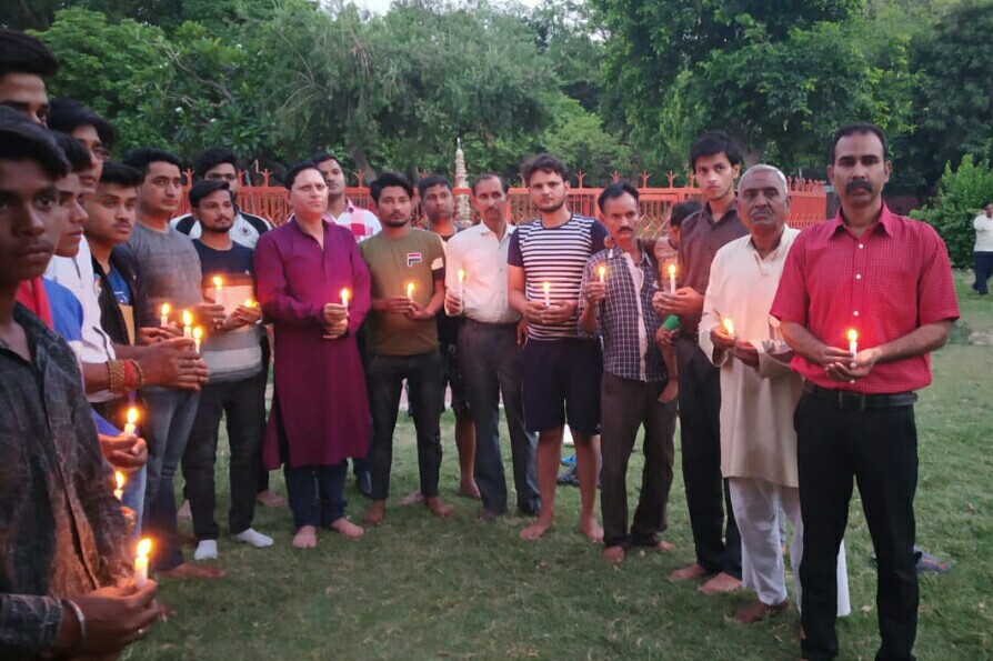 सूरत गुजरात में अग्निकांड में मारे गए छात्रों के आत्मा की शांति के लिए शोक सभा का हुआ आयोजन | New India Times