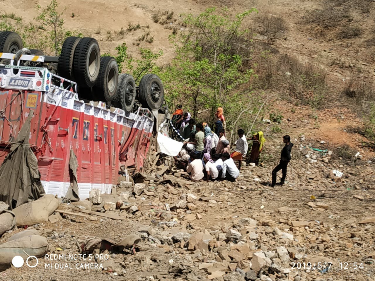 मारकुण्डी पुरानी घाटी में अनियन्त्रित ट्रक 50 फिट नीचे खाई में गिरी, ड्राईवर- खलासी घायल | New India Times