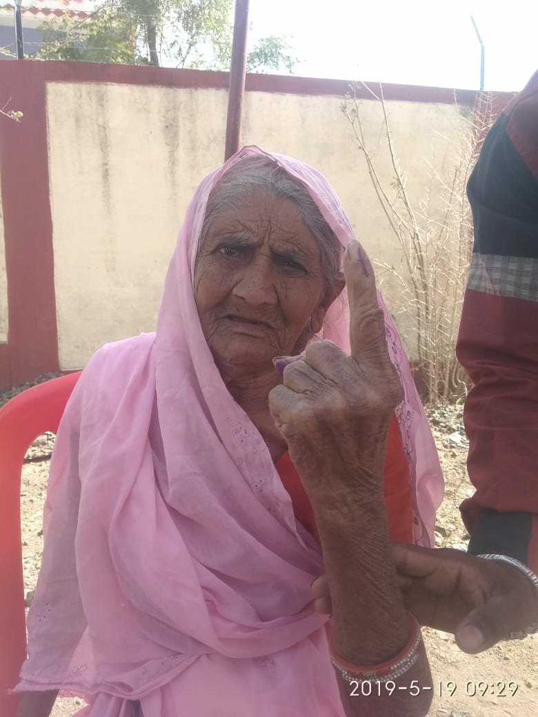 लोकतंत्र के महापर्व पर 105 वर्ष की बुजुर्ग प्यारी बाई दायमा ने किया मतदान, एडिशनल एसपी डावर ने भी आचार सहिंता का पालन कर रिवाल्वर बाहर जमा कर किया मतदान | New India Times