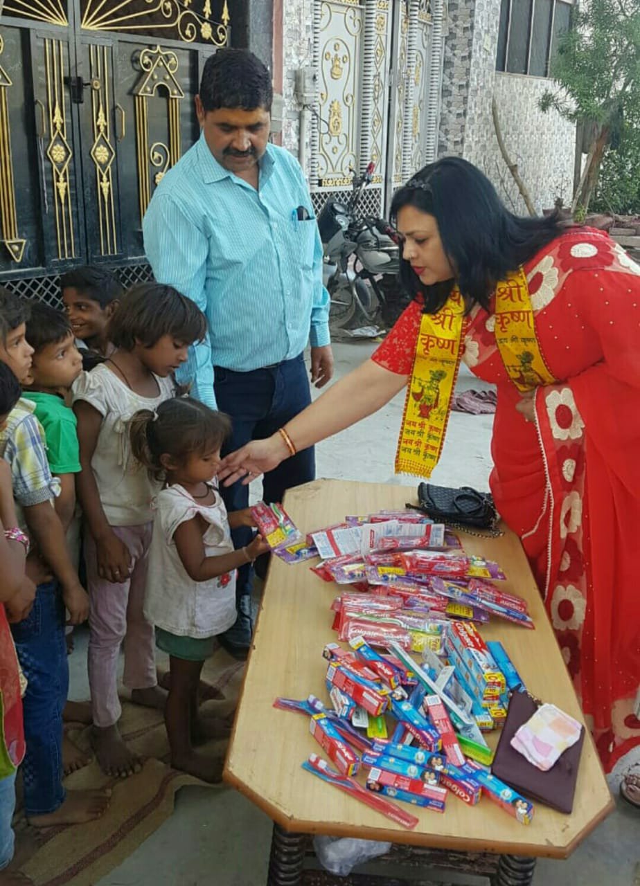 जस्टिस फ़ॉर चिल्ड्रन द्वारा चलाये जा रहे स्ट्रीट स्कूल के बच्चों को टूथ ब्रश व टूथपेस्ट के साथ किया गया खाद्य सामग्री का वितरण | New India Times