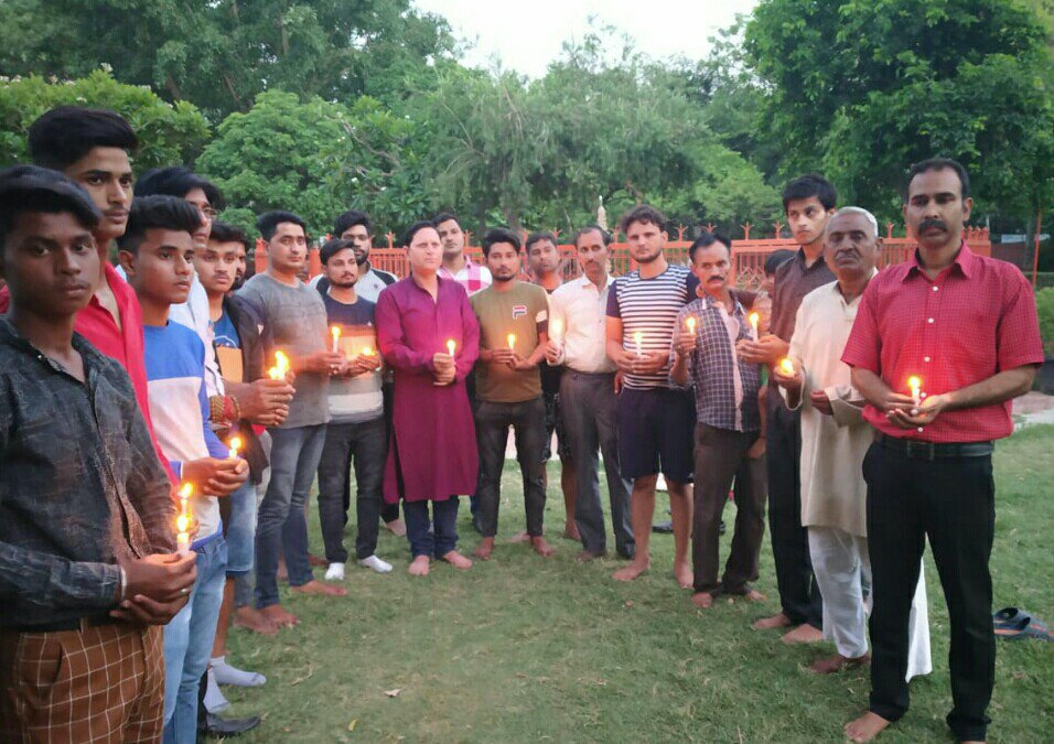 सूरत गुजरात में अग्निकांड में मारे गए छात्रों के आत्मा की शांति के लिए शोक सभा का हुआ आयोजन | New India Times