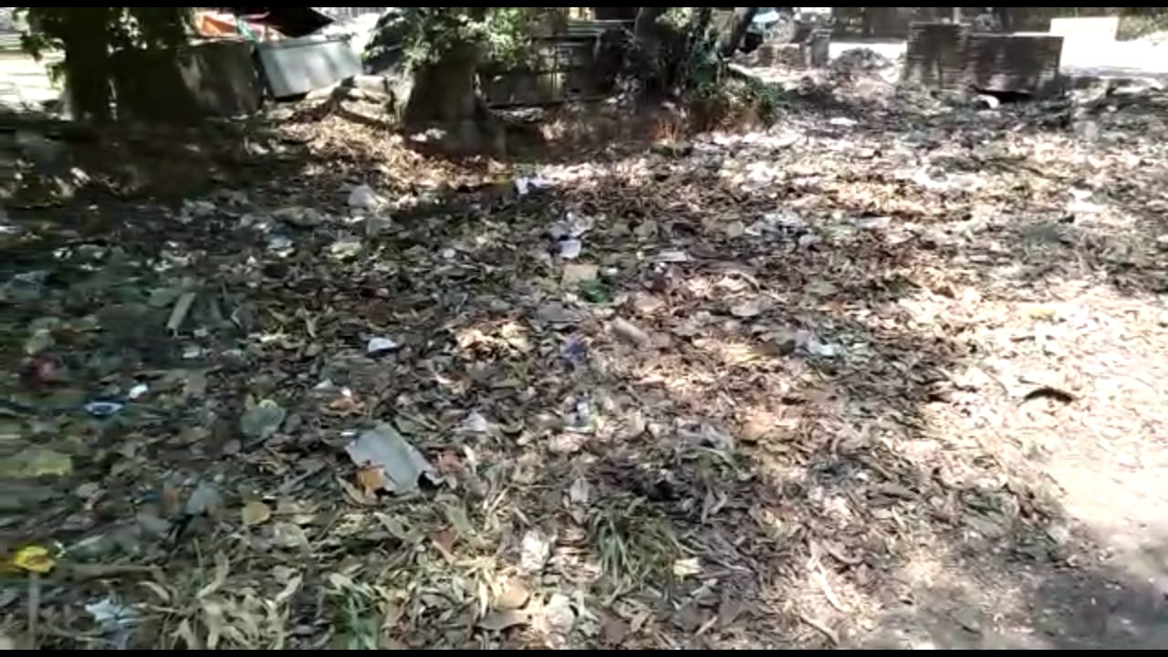 थाना टिकैतनगर परिसर में प्रधानमंत्री के स्वच्छता अभियान का नहीं दिखा कोई असर, गंदगी से भरा पड़ा है थाना टिकैतनगर परिसर | New India Times