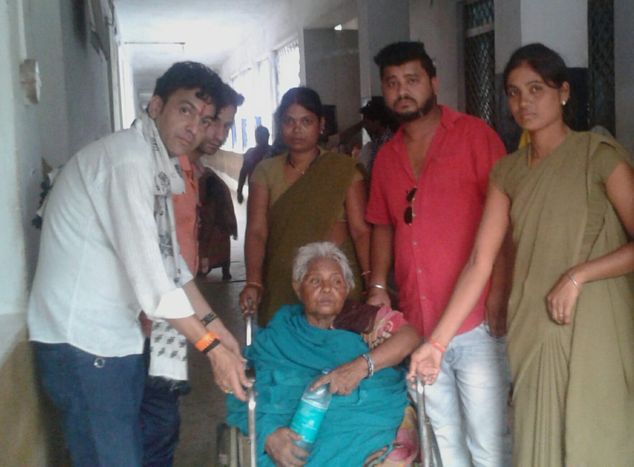 नाली में पड़ी विक्षिप्त महिला की मदद कर युवकों ने अस्पताल में कराया भर्ती | New India Times