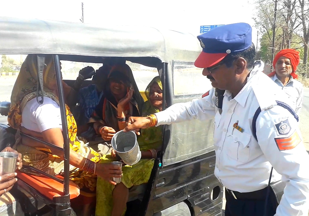 आग उगलती गर्मी में सिपाही बना मसीहा, अपनी ड्यूटी के साथ लोगों के सूखे कंठों की प्यास बुझाने का करता है काम, यात्रियों को पिलाते हैं ठंडा पानी | New India Times