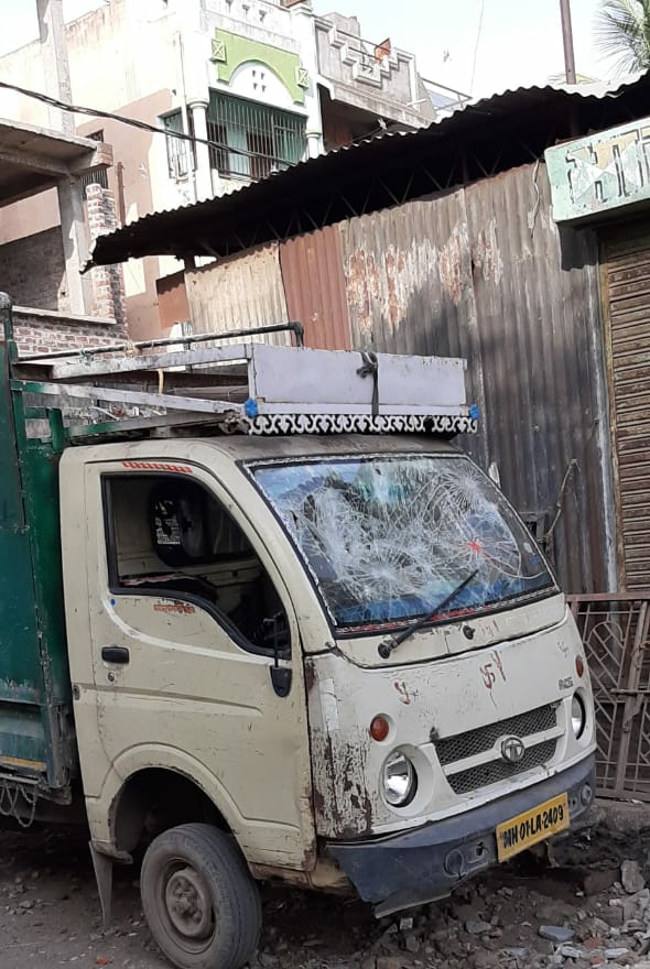 धुलिया शहर के दो गुटों में खूनी संघर्ष, लगभग एक दर्जन गाड़ियों में तोड़फोड़, एक हालत गंभीर, बच्चों के मारपीट को लेकर हुआ विवाद | New India Times