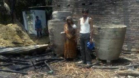 चूल्हे की चिंगारी से दो घर जल कर राख, लाखों के नुकसान का अनुमान | New India Times