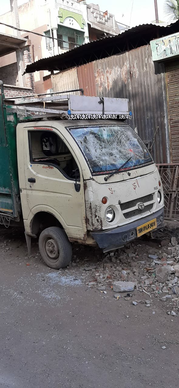 धुलिया शहर के दो गुटों में खूनी संघर्ष, लगभग एक दर्जन गाड़ियों में तोड़फोड़, एक हालत गंभीर, बच्चों के मारपीट को लेकर हुआ विवाद | New India Times