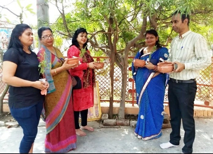 विश्व पर्यावरण दिवस पर पशु पक्षियों के लिए दाना पानी के साथ तुलसी के पौधे भी किये गये भेंट | New India Times