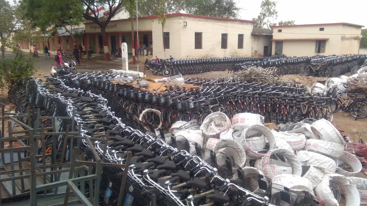 "स्कूल चले हम" योजना की करोड़ों रुपए की सायकिलें बारिश के पानी से खाने लगी हैं जंग, जिम्मेदारों और ठेकेदार की लापरवाही की वजह से खुले में पड़ी हैं साइकिलें | New India Times